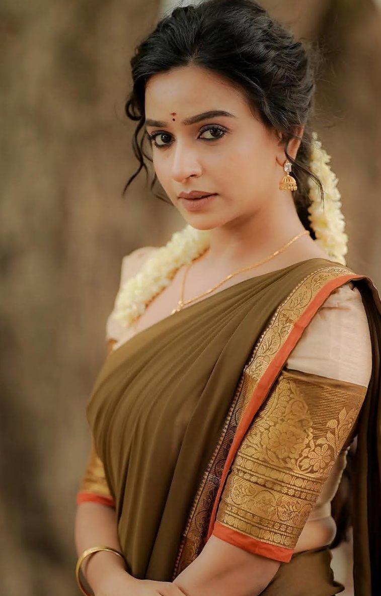 Divya Ganesh photo 11