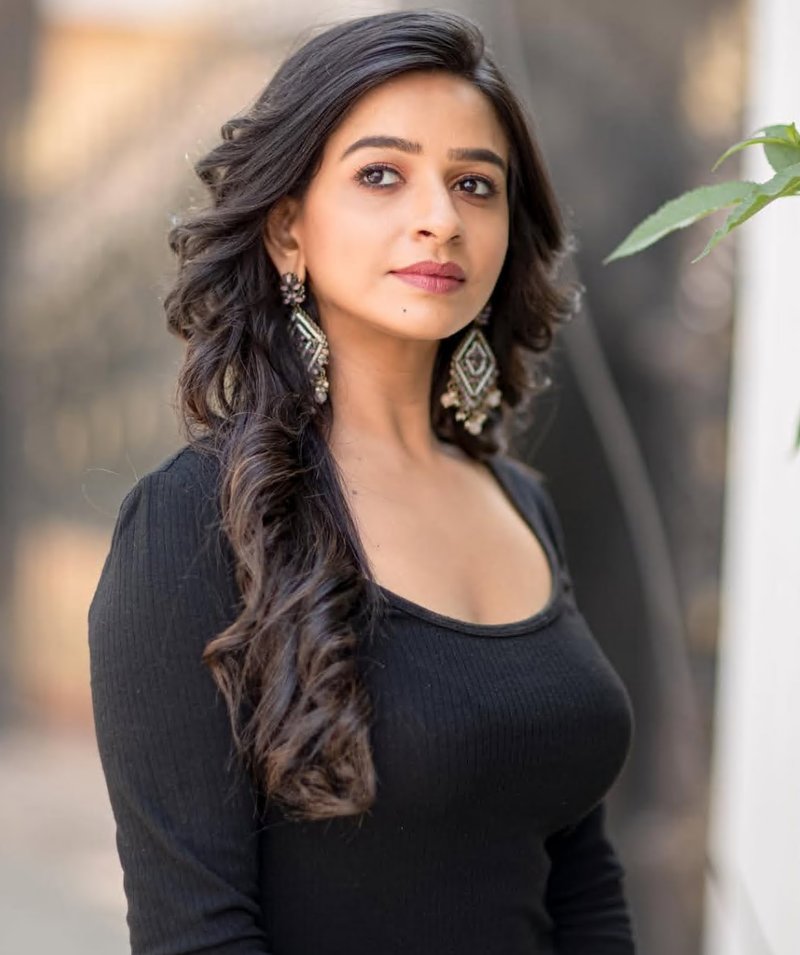 Divya Ganesh photo 12