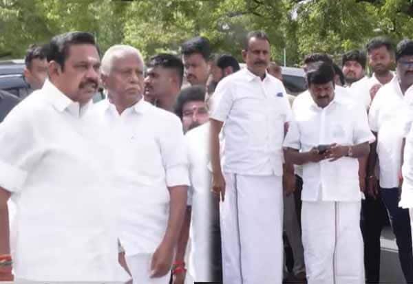 அதிமுக இரு கோஷ்டியாகப் பிளவு; கட்சியின் எதிர்காலம் குறித்து தொண்டர்கள் கவலை