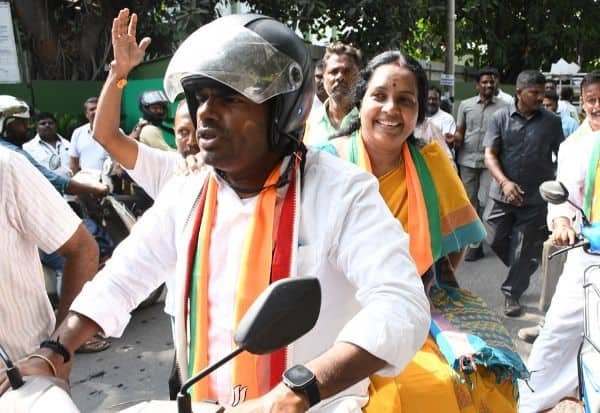 கோவையில் ஒரே ஸ்கூட்டரில் அண்ணாமலை-வானதி பிரசாரம்; மலர்தூவி வரவேற்பு