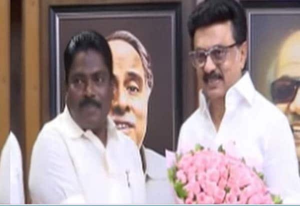 அதிமுக முன்னாள் அமைச்சர் பெஞ்சமின் திமுகவில் இணைந்தார்