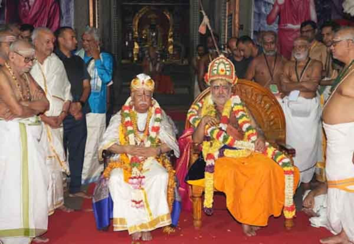 RSS chief Mohan Bhagwat meets Sri Vijayendra Saraswathi in Kanchipuram