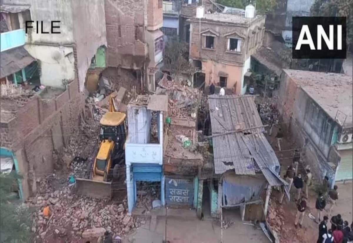 பீஹாரில் பட்டாசு ஆலை வெடிப்பு; பலர் பலி என அச்சம், சாலையில் சிதறிய உடல்பாகங்கள்