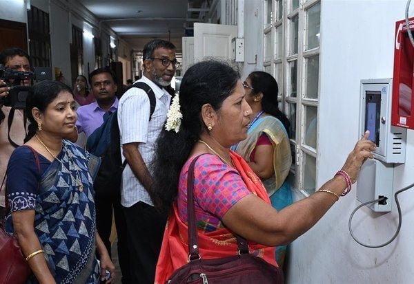 பயோமெட்ரிக் வருகைப்பதிவு கட்டாயம்; ஆண்டு இறுதிக்குள் அனைத்து துறைகளிலும் அமல் திட்டம்