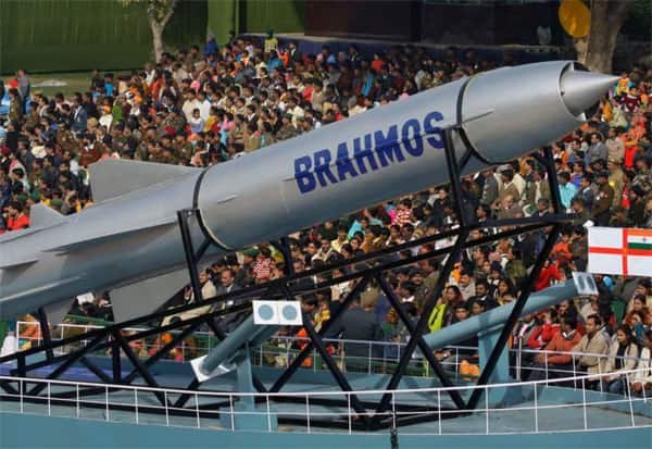உள்நாட்டில் தயாரித்த பிரம்மோஸ் ஏவுகணைகளின் முதல் தொகுதி ராணுவத்திடம் ஒப்படைப்பு