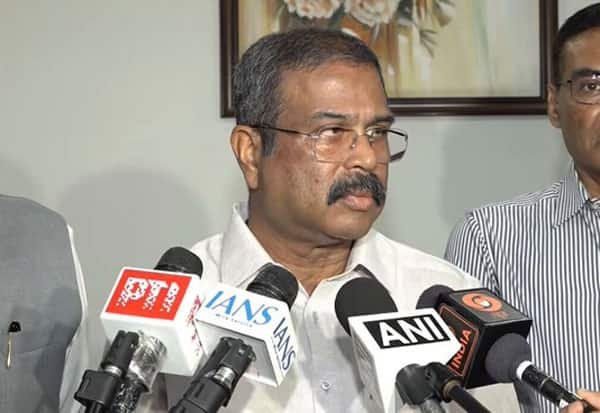 சிபிஎஸ்இ தேர்வு விவகாரம்: மாணவர் சிரமத்திற்கு பொறுப்பு ஏற்கிறேன் என தர்மேந்திர பிரதான்