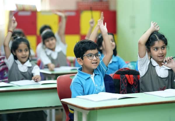 இந்த கல்வியாண்டு முதல் 6ம் வகுப்புக்கு 3வது மொழி கட்டாயம்: சி.பி.எஸ்.இ.