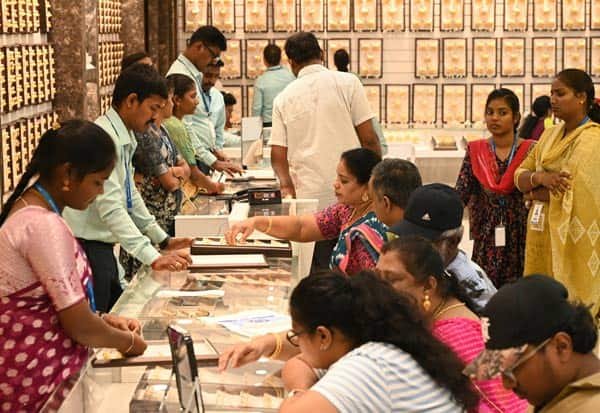 சென்னையில் தங்கம் விலை சவரனுக்கு ரூ.400 குறைவு