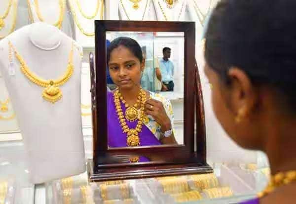 சென்னையில் தங்கம் விலை ஒரே நாளில் ரூ.5,360 சரிவு; வெள்ளியும் குறைவு
