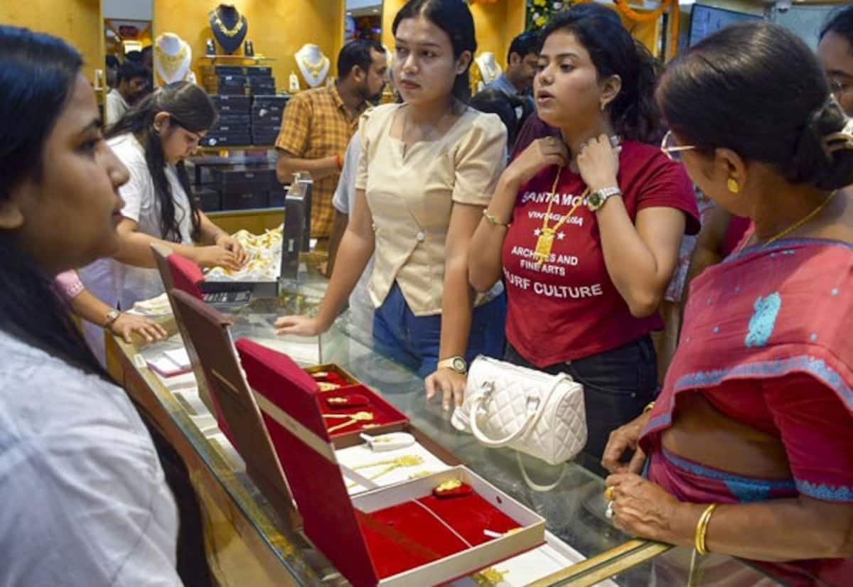 Gold price rises again in Chennai; sovereign up by Rs 400