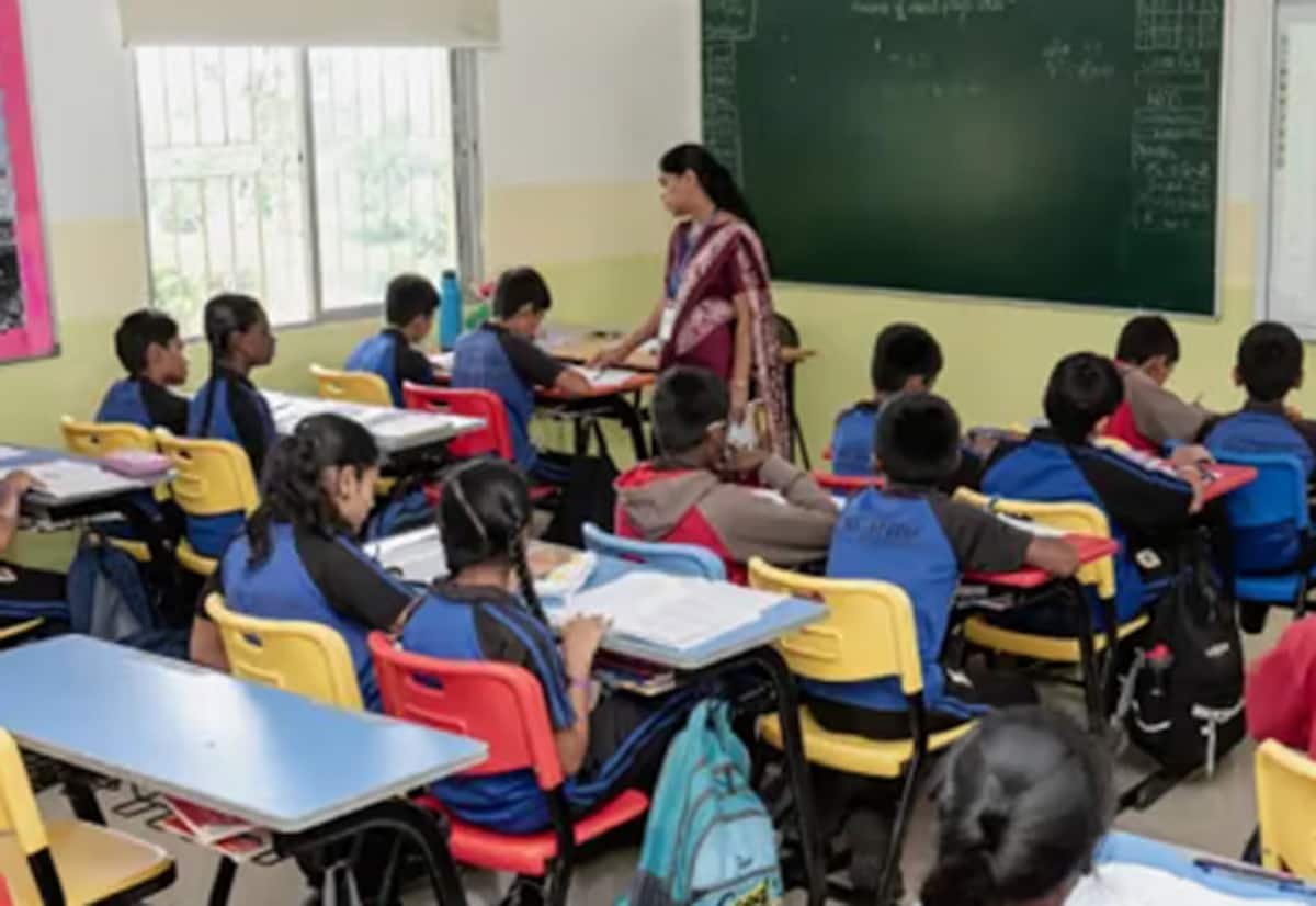 சி.பி.எஸ்.இ. மும்மொழி கொள்கை: 6ம் வகுப்புக்கு நடப்பு ஆண்டில் விலக்கு கோரி உச்சநீதிமன்றம்