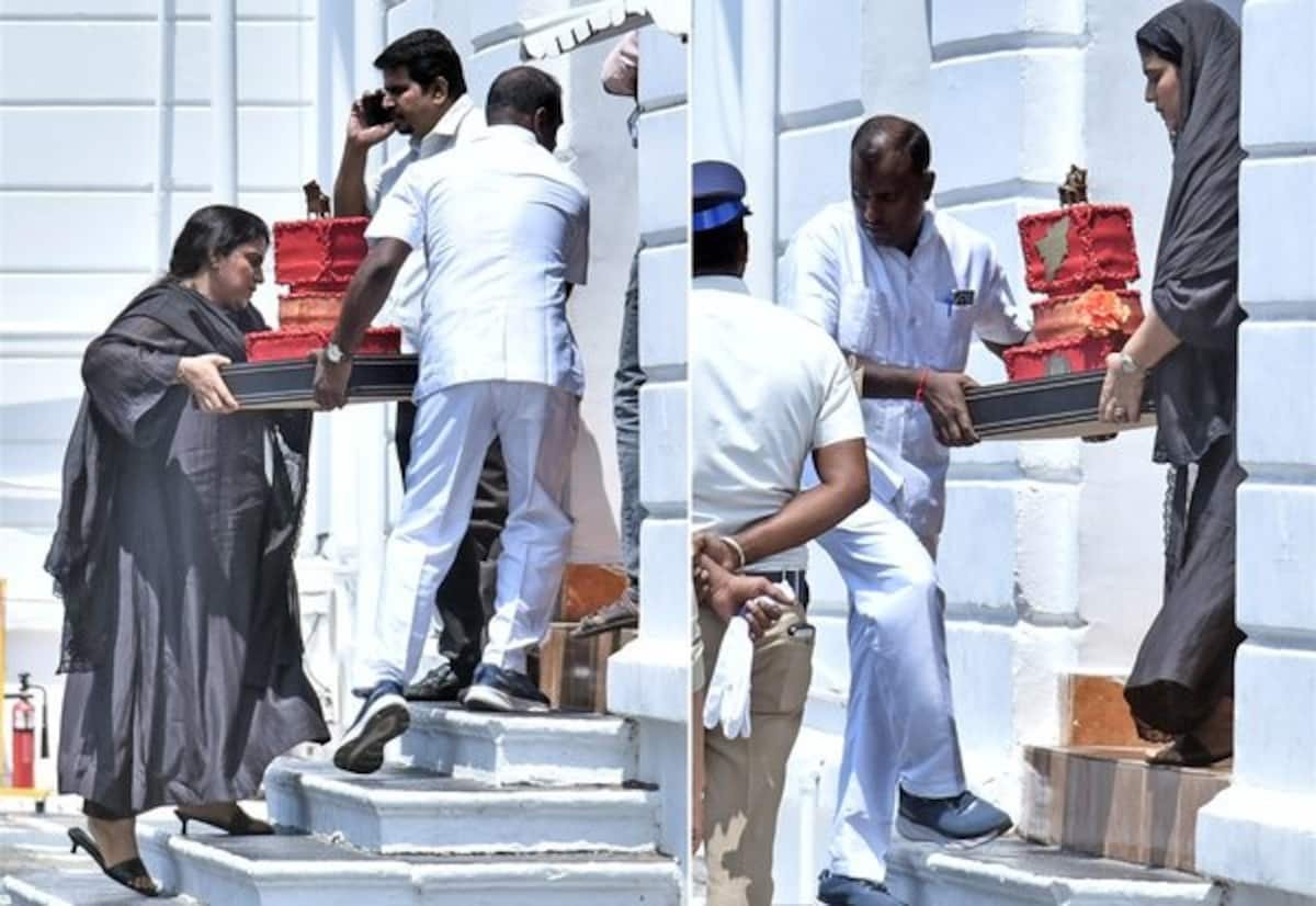 பிறந்த நாளுக்காக கொண்டு வந்த கேக்கை வெட்டாமல் திருப்பி அனுப்பிய முதல்வர் விஜய்