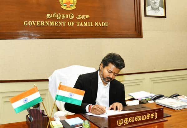 3 திட்டக் கோப்புகளில் கையெழுத்து; தலைமைச் செயலகத்தில் முதல்வர் விஜய் ஆலோசனை