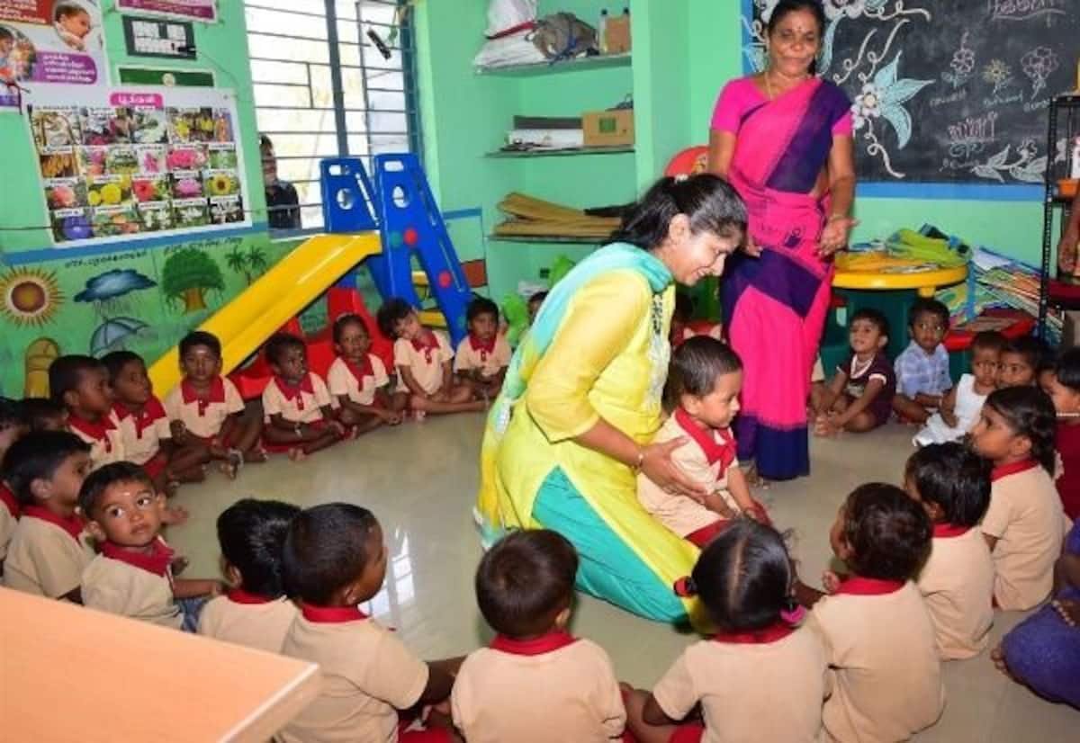 அரசு அங்கன்வாடியில் மகனை சேர்த்த பெரம்பலூர் பெண் கலெக்டர்