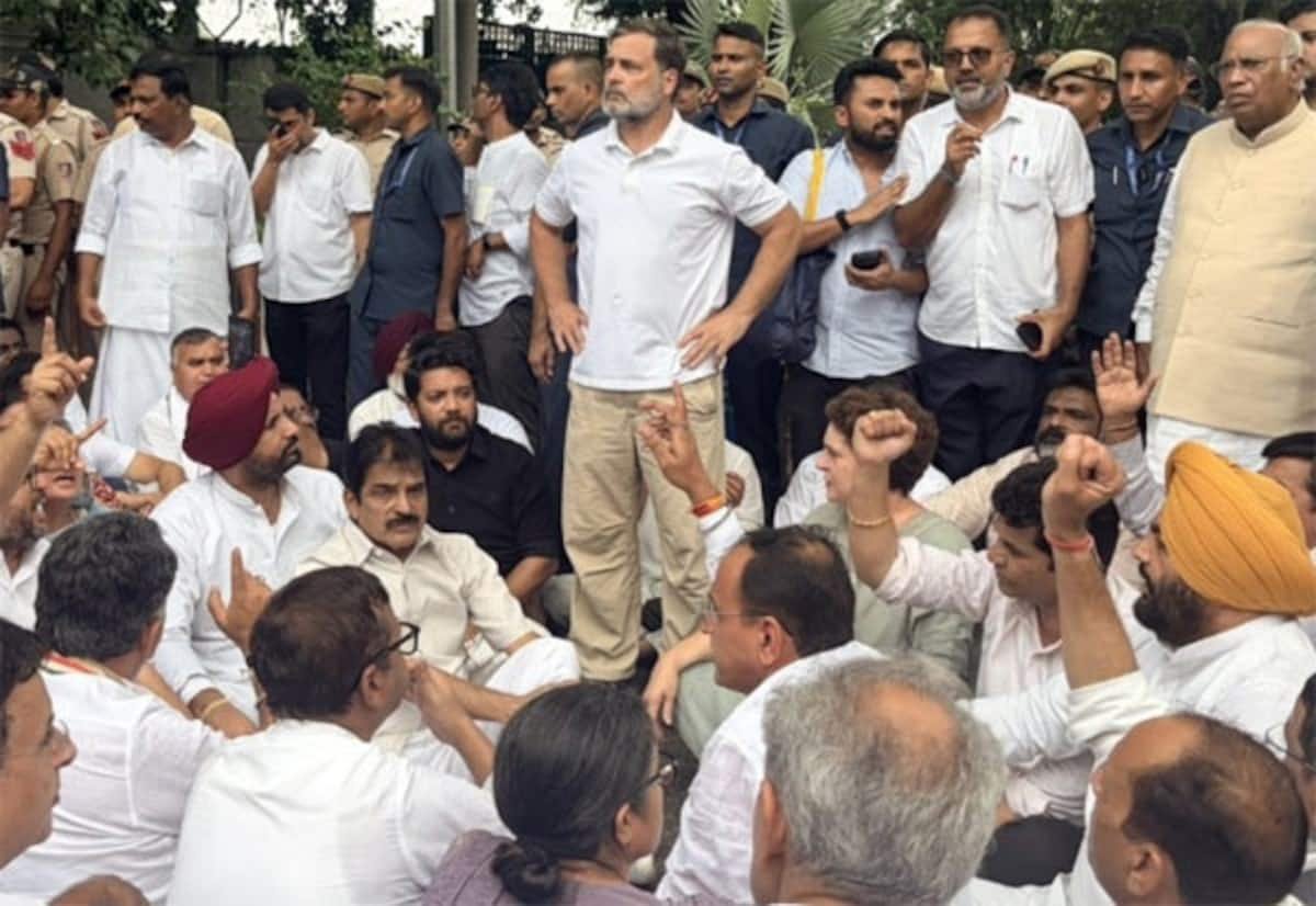 Rahul, Priyanka lead Congress protest outside PM’s residence in Delhi