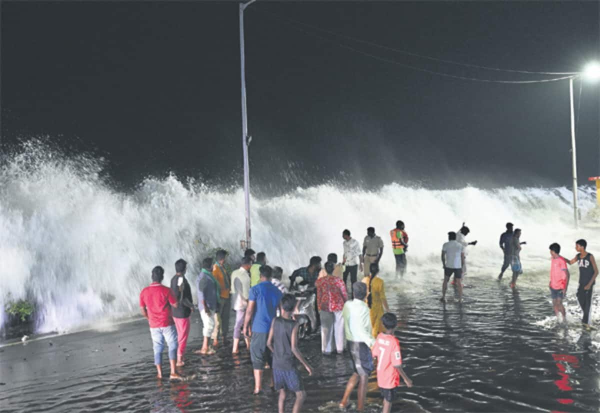 Cyclone Arnab triggers sea surge; water enters Ennore neighbourhoods