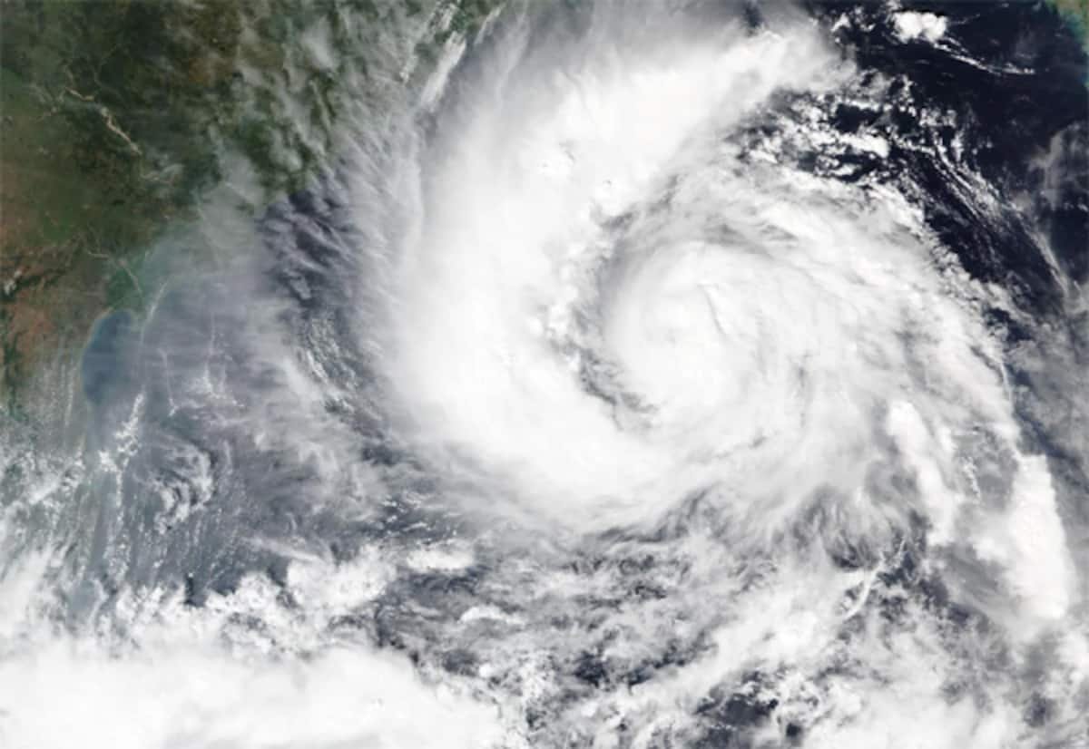 Cyclone Arnab begins landfall near Yanam; peak intensity for 3 hours