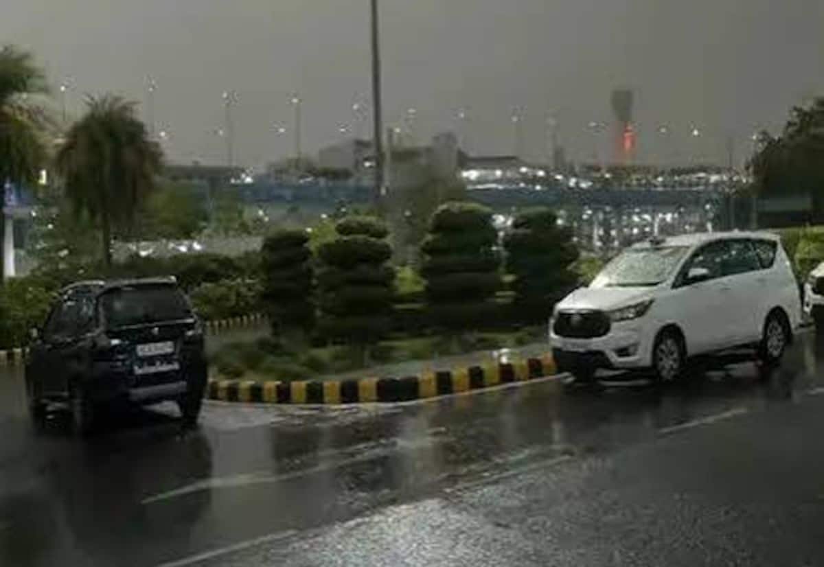 Heavy rain disrupts Delhi air traffic; 400 flights delayed