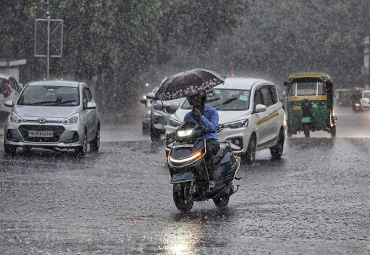 Heavy rain lashes Delhi, traffic snarls disrupt daily life