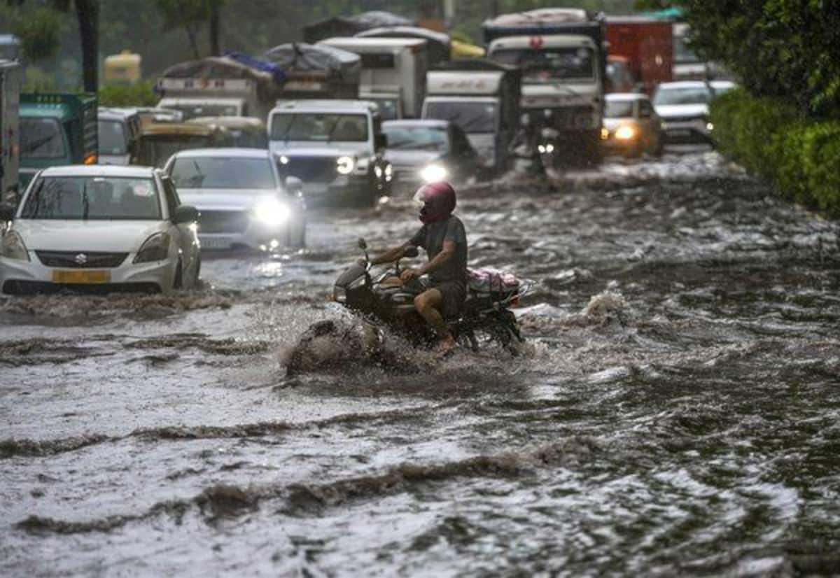Heavy rain floods Delhi roads, traffic grinds to a halt