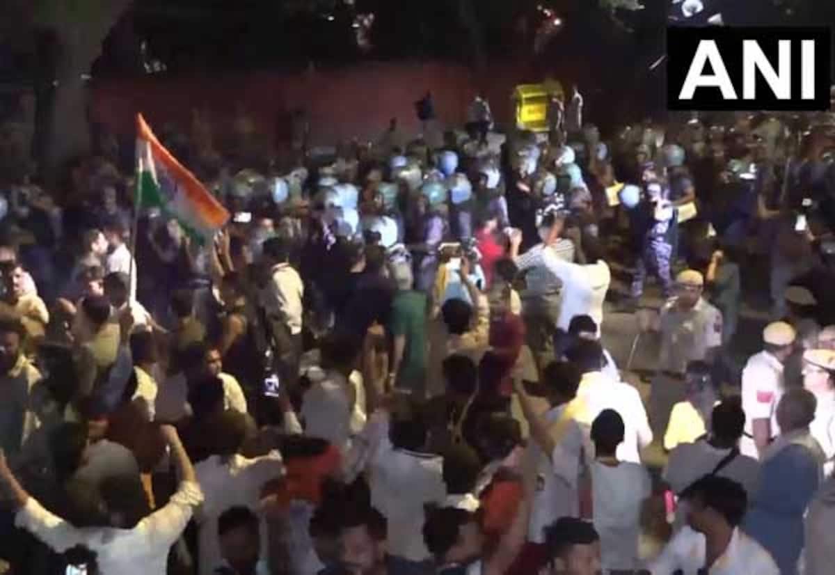 ஜாதி அடிப்படையிலான இடஒதுக்கீட்டுக்கு எதிராக டில்லியில் நூற்றுக்கணக்கானோர் போராட்டம்; கைது