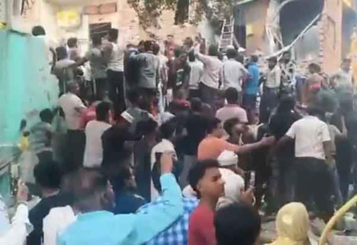 டில்லி சீமாபுரியில் 3 மாடி கட்டடம் இடிந்து விழுந்தது; பலர் சிக்கியிருப்பதாக அச்சம்