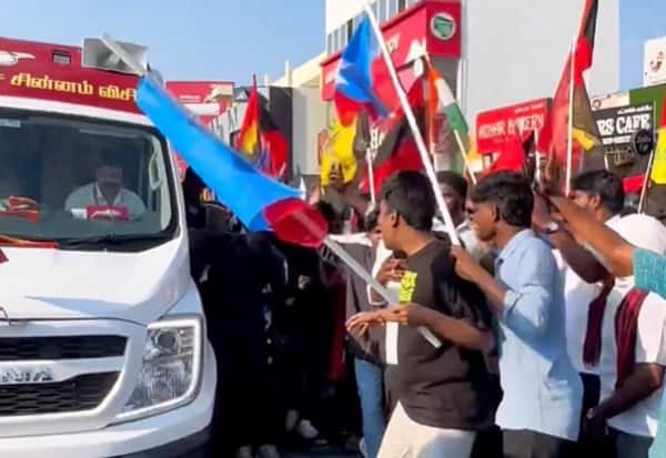 பாலவாக்கத்தில் விஜய் வாகனத்தை பார்த்து தி.மு.க. கூட்டணியினர் உற்சாக வரவேற்பு