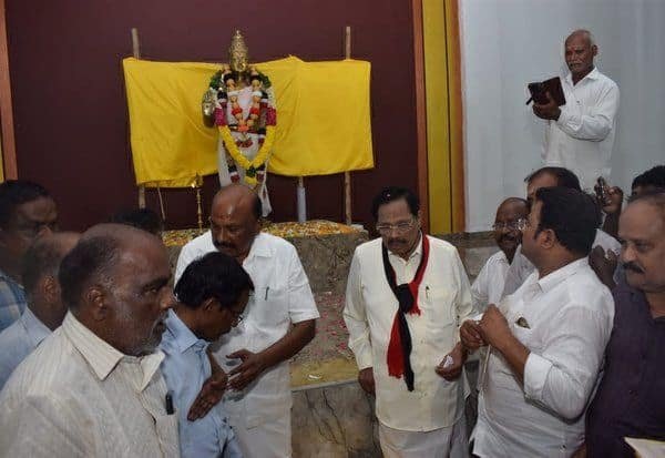 காட்பாடி அருகே எம்.ஜி.ஆர். கோவிலில் துரைமுருகன் தரிசனம்