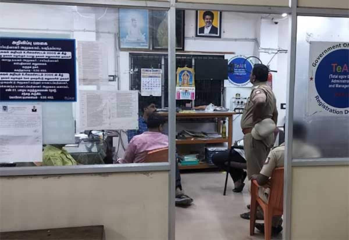 பத்திரப்பதிவுக்கு ரூ.7 லட்சம் லஞ்சம்: சார்பதிவாளர், பத்திர எழுத்தர் கைது