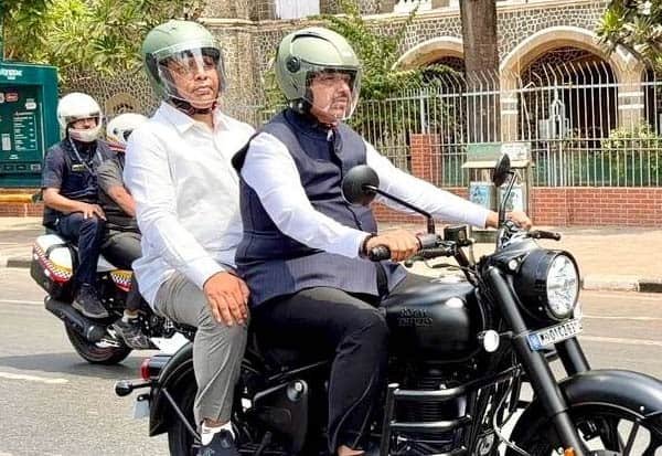 சிக்கன நடவடிக்கை: புல்லட்டில் அலுவலகம் சென்ற மஹாராஷ்டிரா முதல்வர் பட்னவிஸ்