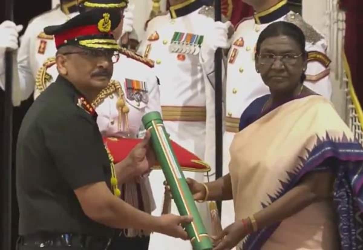 Lt Gen Gopalan Muralitharan receives Ati Vishisht Seva Medal