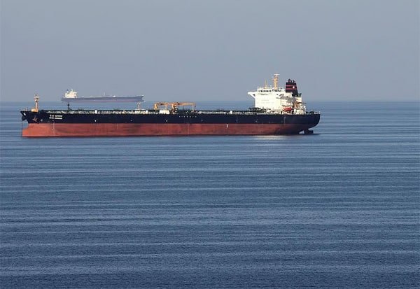 Hormuz Strait shipping stalls after Iran warning; 700 oil tankers held