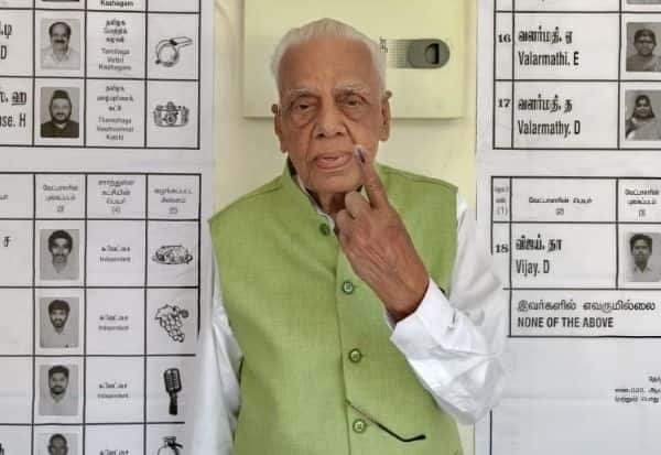 1946 முதல் தொடர்ந்து வாக்களித்து வரும் 99 வயது எச்.வி. ஹண்டே