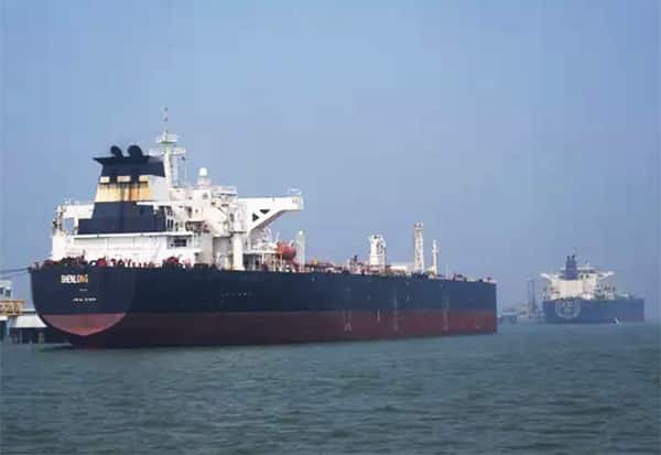 ஹார்முஸ் வழி குறைந்த போக்குவரத்திலும் எண்ணெய் ஏற்றுமதியை தொடரும் ஈரான்