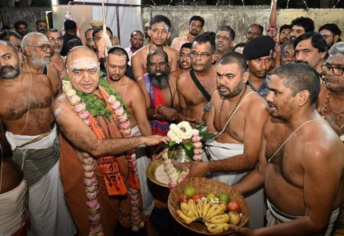 Kanchi seer urges youth to embrace dharma values at Madurai event