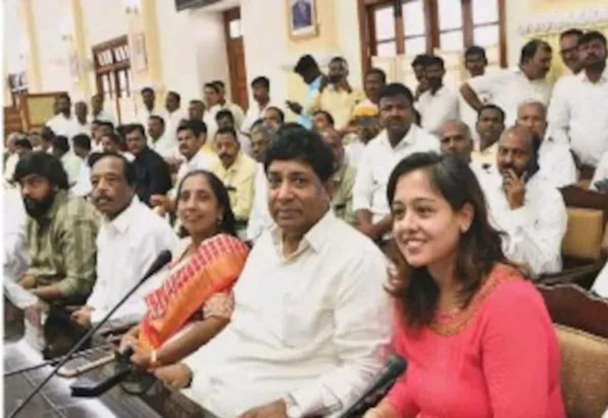 பணிக்கு வராமல் ரூ.70,000 சம்பளம் பெற்றதாக காங். எம்எல்ஏ உறவினர் மீது புகார்