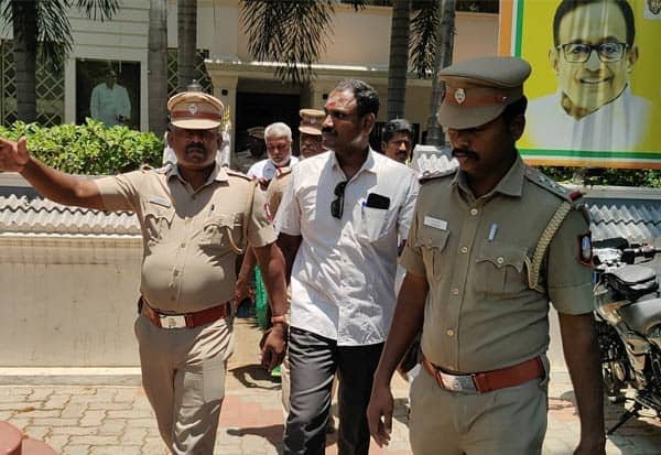 Rs 13.4 lakh found at Karti Chidambaram’s Karaikudi office; aides flee