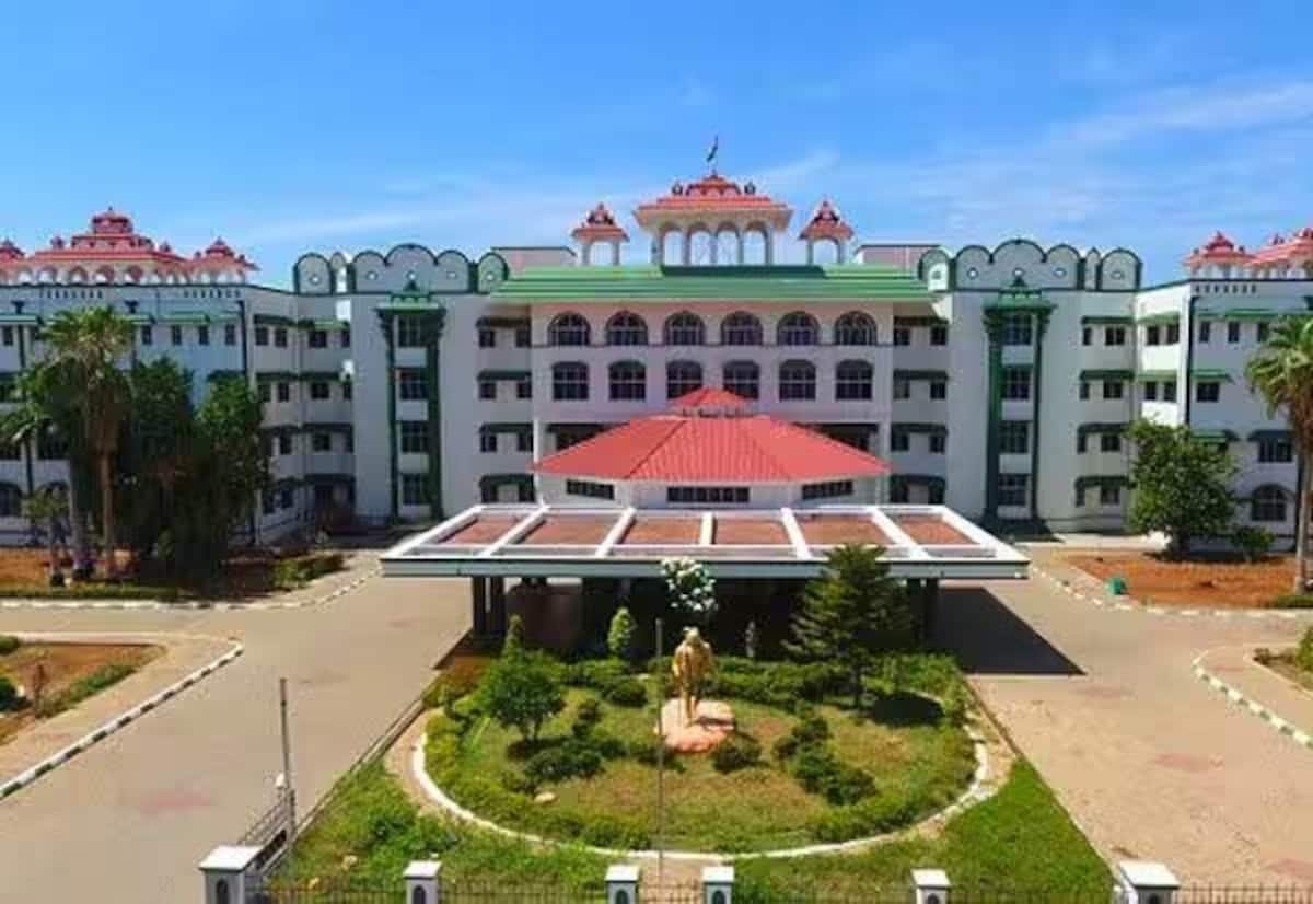 Madurai Bench orders review of teachers drawing incentive increments