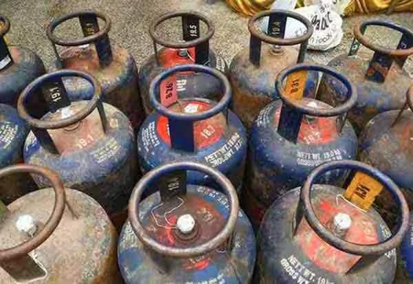 Commercial LPG shortage pushes hotels in Madurai back to wood stoves