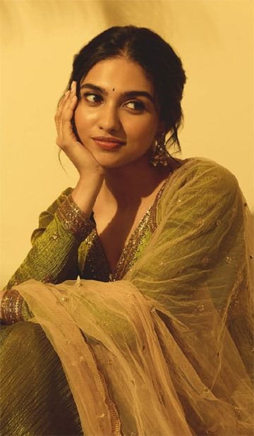 மமிதா பைஜூவின் புதிய புகைப்படக் கதை இணையத்தில் கவனம் ஈர்க்கிறது