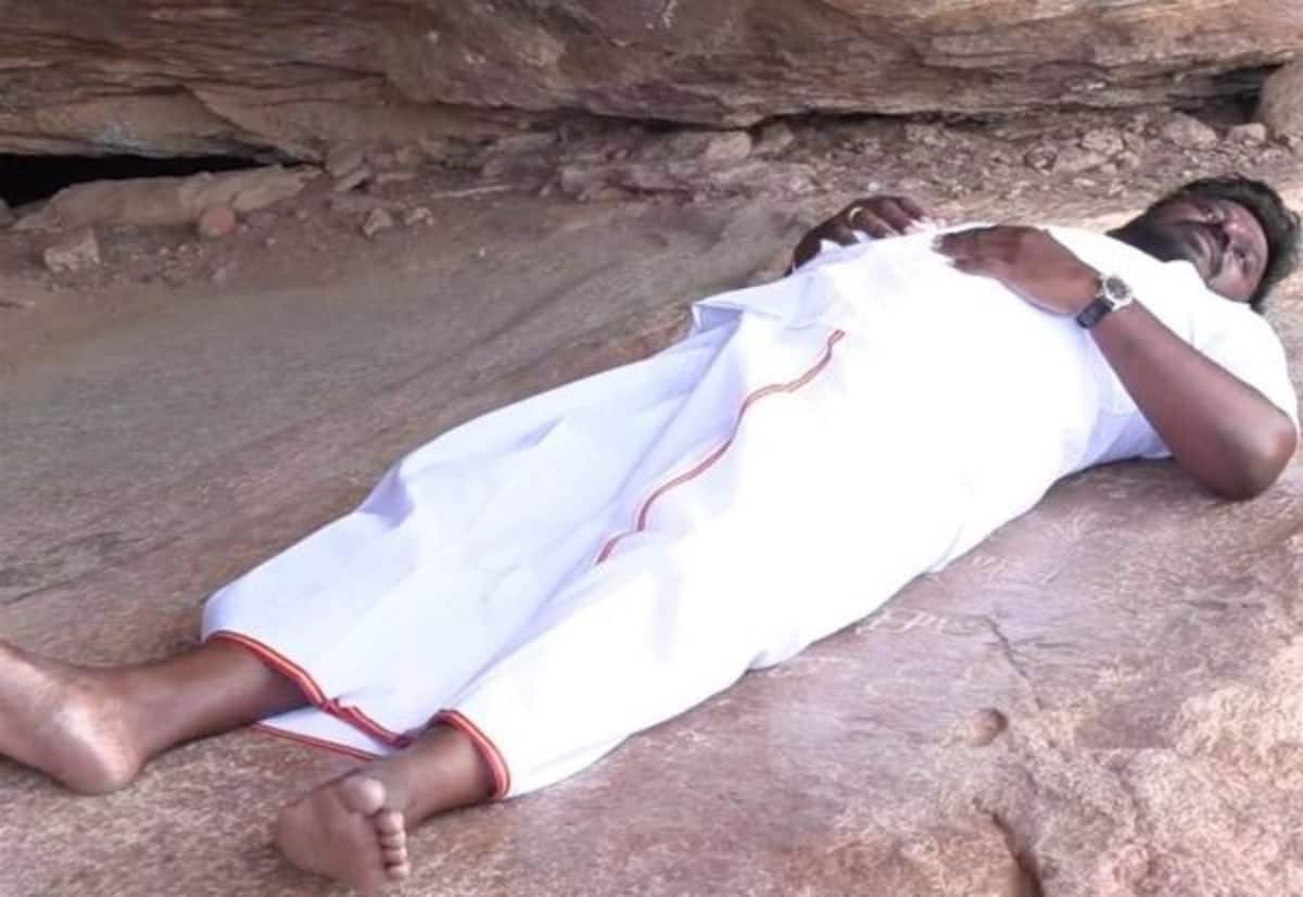 மாங்குளம் சமணர் படுக்கைகளை ஆய்வு செய்த அமைச்சர்; பாறையில் படுத்துப் பார்த்தார்