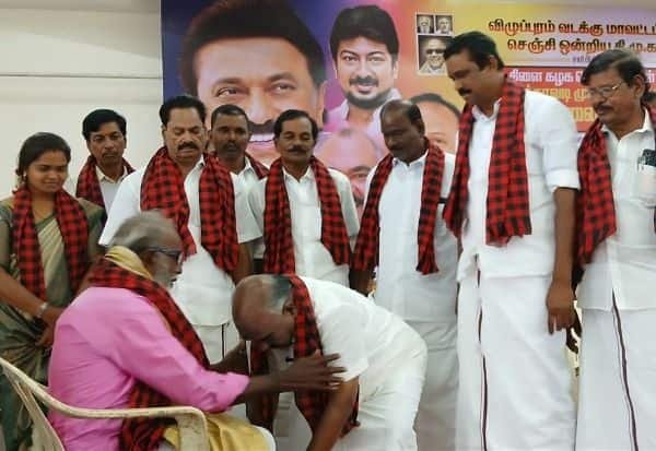 Ex-minister Mastan stages vote-seeking demo, falls at elder’s feet