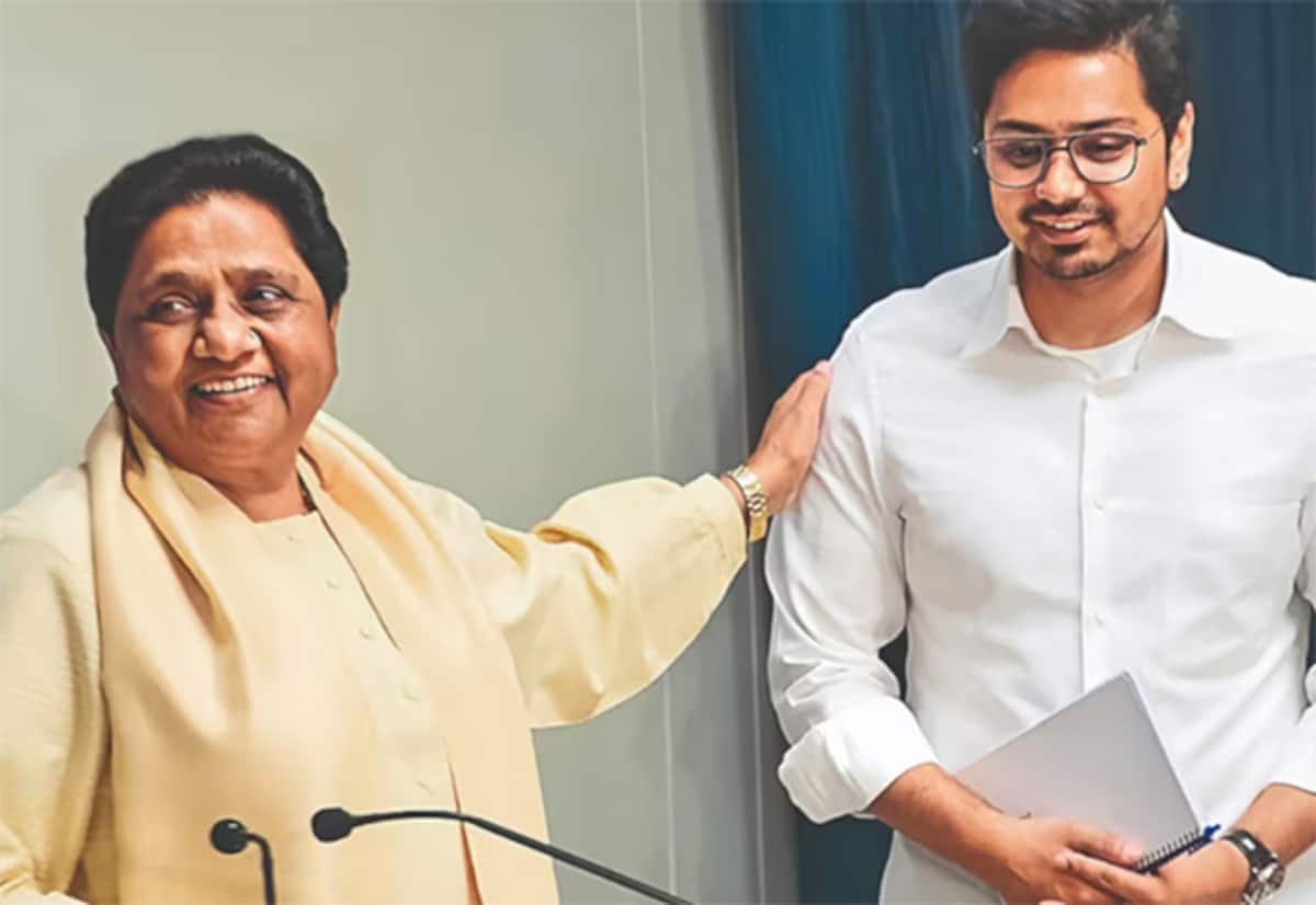 பி.எஸ்.பி.யில் வாரிசு அரசியலுக்கு இடமில்லை: ஆகாஷ், இஷானுக்கு பதவி தடை