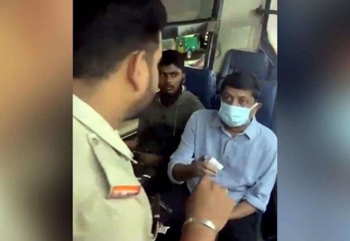 Karnataka minister asked to get off bus over lack of change