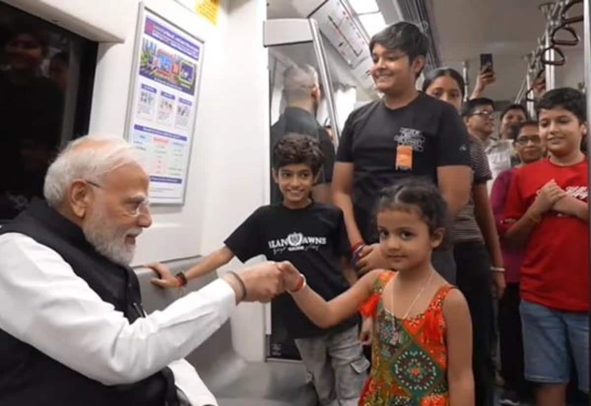 டில்லி மெட்ரோவில் பிரதமர் மோடி பயணம்; பகிர்ந்த வீடியோ வைரல்