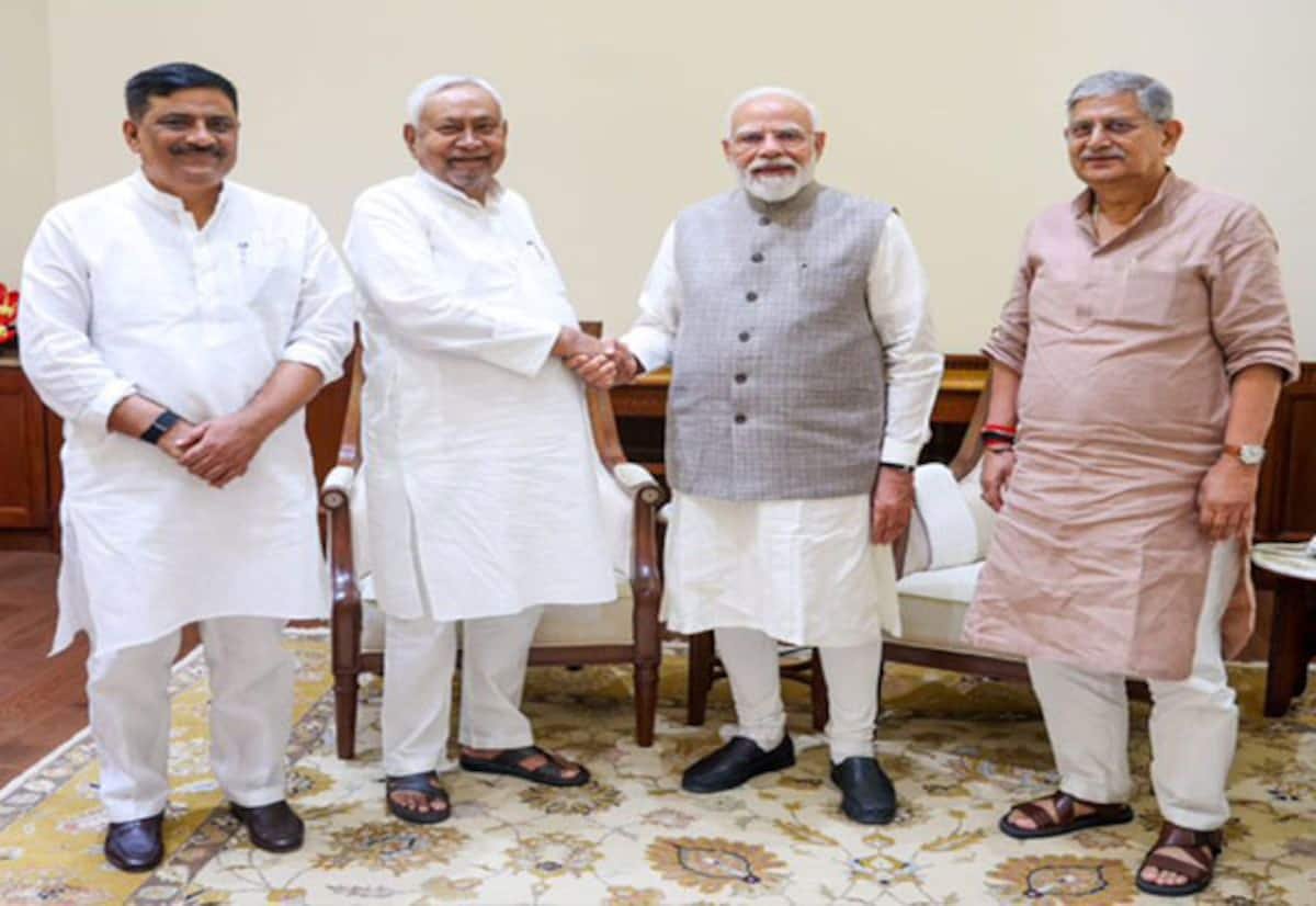 Modi meets Nitish Kumar after Bankipur bypoll setback