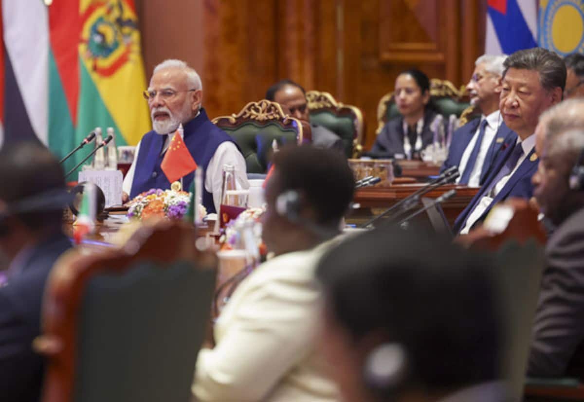 ஷி ஜின்பிங் அசவுகரியமாக இருந்ததால் உரையை சற்று நிறுத்திய பிரதமர் மோடி