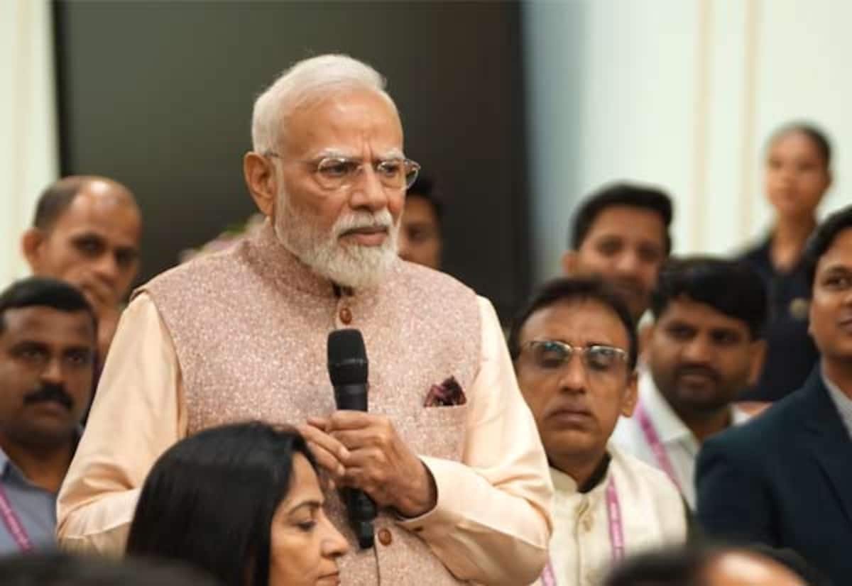 PM Modi urges award-winning teachers to spot student talent