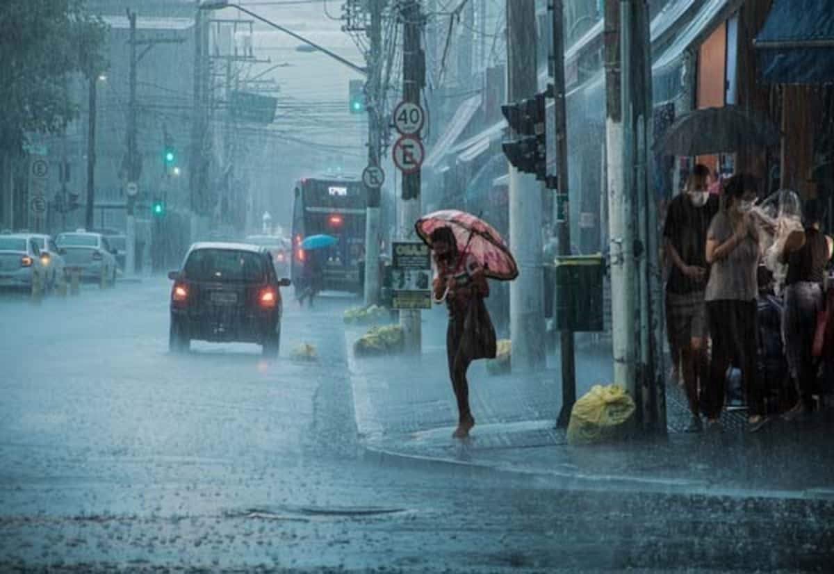 Heavy rain in Mumbai kills 5; flights diverted, trains delayed