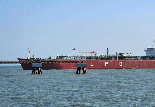 ஹார்முஸ் ஜலசந்தி வழியாக 47,000 மெட்ரிக் டன் எல்பிஜியுடன் குஜராத் வந்தடைந்தது ‘நந்தா தேவி’